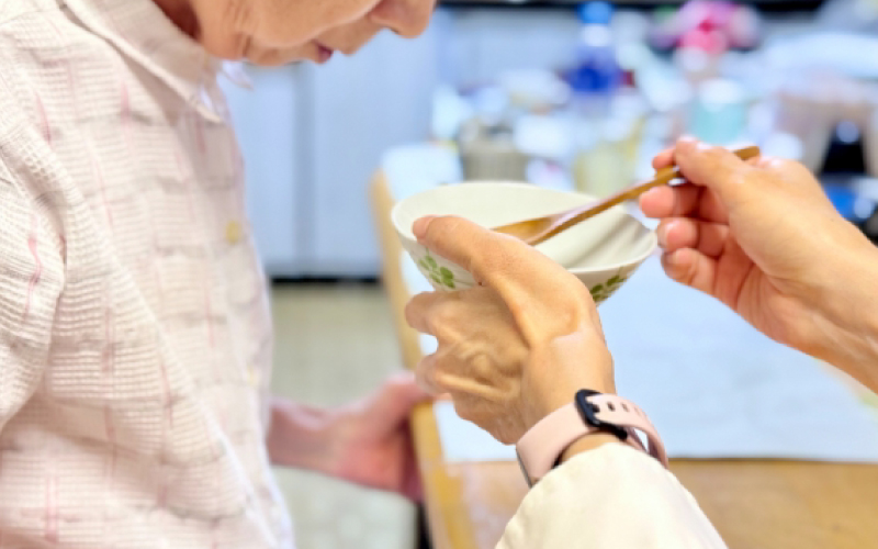 認知症の方の食事サポート